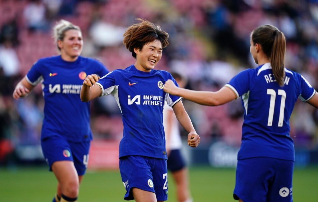 chelsea players celebrate win against tottenham in the wsl