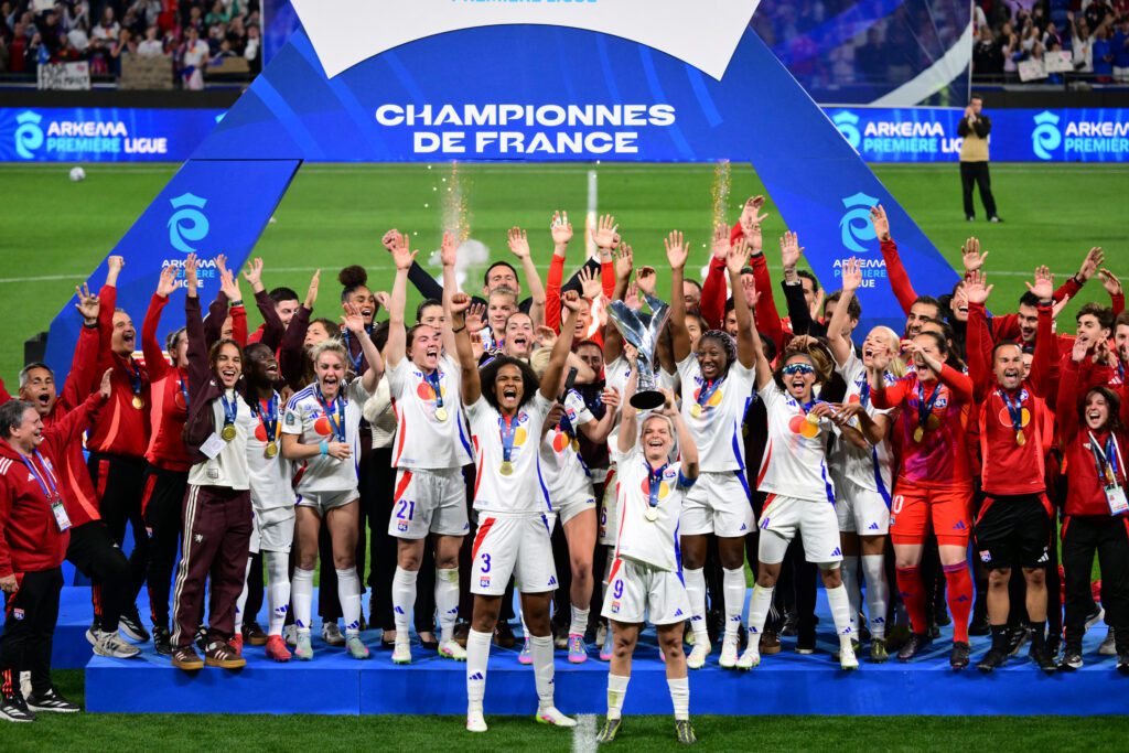Lyon raises their 2024/25 Division 1 Féminine trophy in celebration.