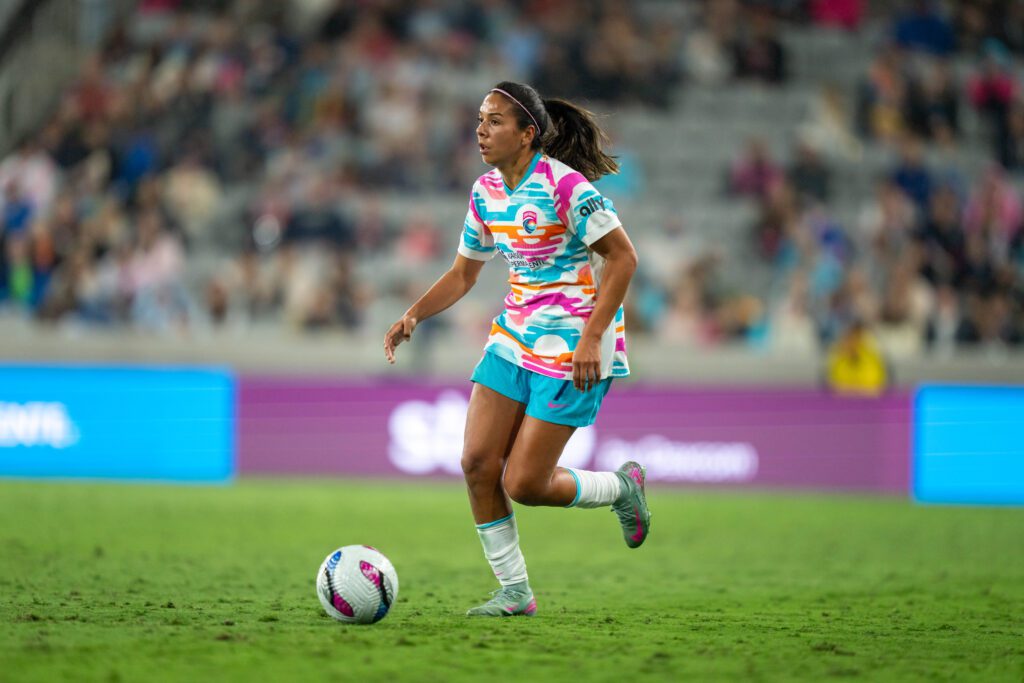 San Diego Wave forward María Sánchez dribbles the ball during a 2025 NWSL match.